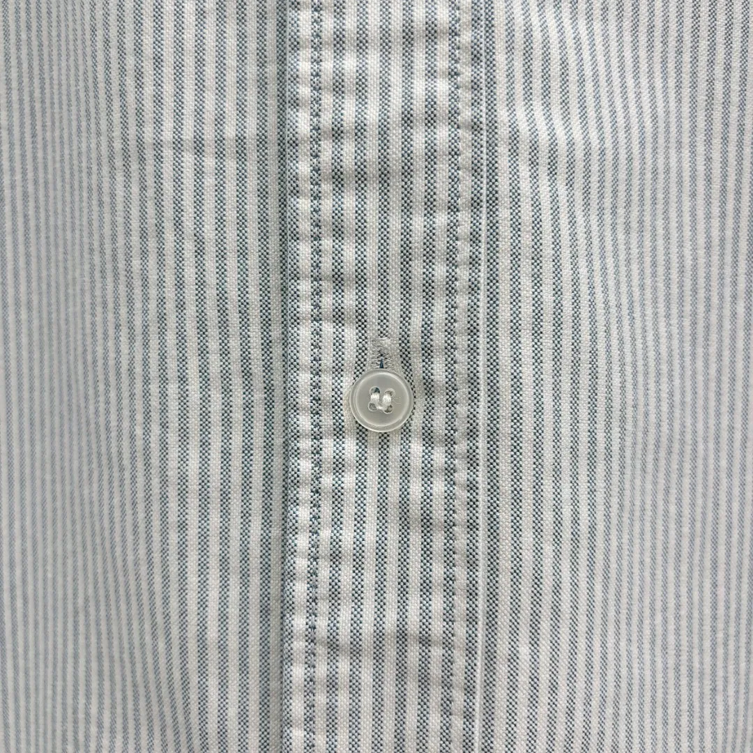 P210 Ralph Lauren/Ralph Lauren cow-like striped embroidered shirt is made of 100% cotton Oxford fabric. The 100% cotton material makes it very breathable. It is comfortable to wear and not easy to sweat. It has a loose fit and has a three-dimensional upper body. The lines are smooth and natural. From the shoulder line to the waistline and then to the hem, the line transition is smooth. There are no unnecessary folds or accumulation. The whole body is neat and stretched. The chest is embellished with the iconic love embroidery. Simple but highly recognizable. The color transition of the embroidery thread is natural. The stitches are even and uniform in size. The stitches can also connect naturally and the lines are smooth and not stiff. Size: S M L XL